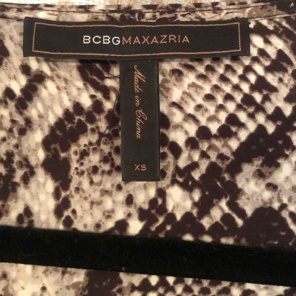 BCBG short sleeved animal print silk blouse size XS - Picture 4 of 5